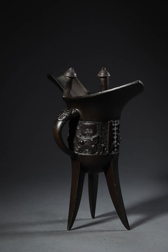 清铜饕餮纹爵杯