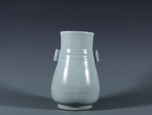 南宋官窑粉青釉弦纹贯耳壶