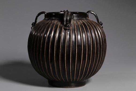 宋代黑釉百条纹四系耳圆罐