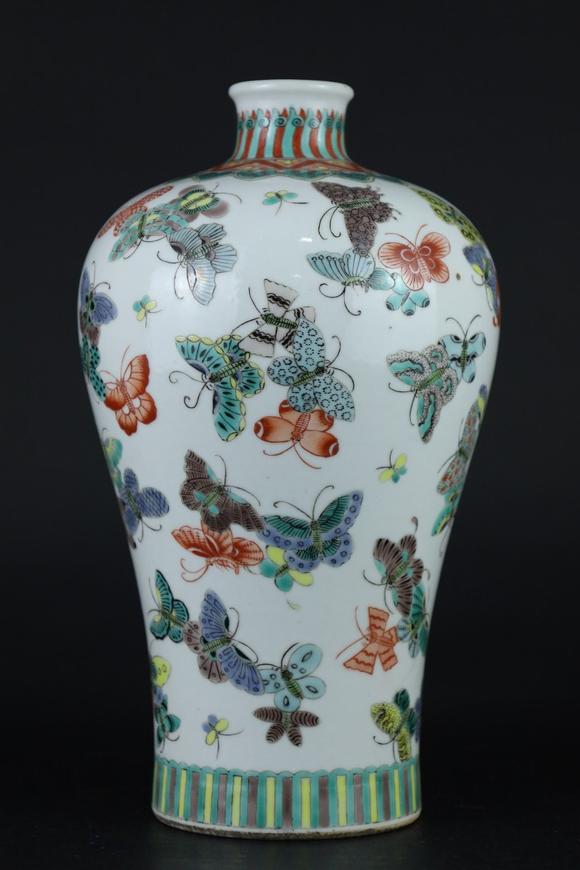 旧藏五彩蝴蝶纹梅瓶