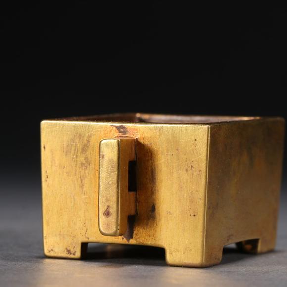 家藏珍宝款铜鎏金马槽炉