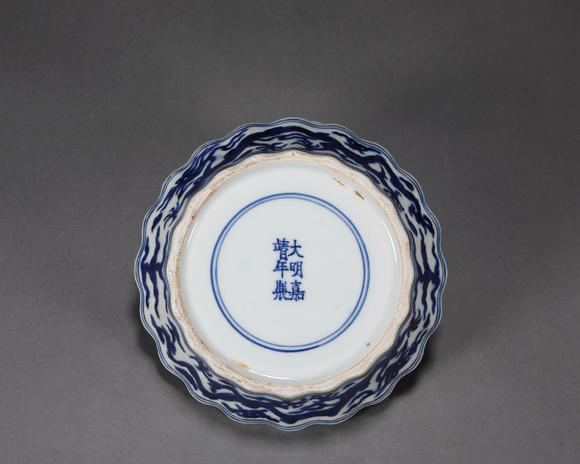 大明嘉靖年制款青花云凤纹盘