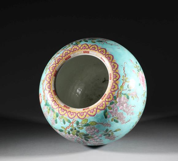 清代蓝地粉彩花鸟纹苹果尊