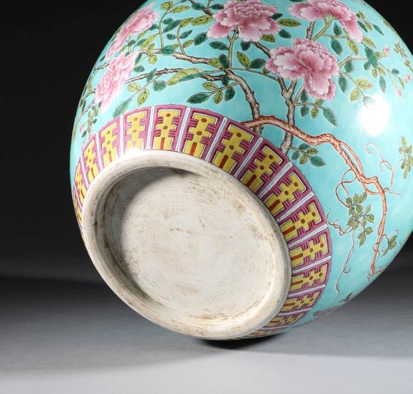 清代蓝地粉彩花鸟纹苹果尊