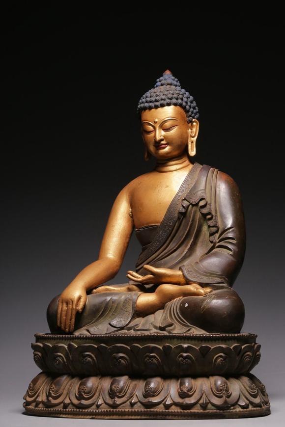 清代铜泥金释迦牟尼佛坐像