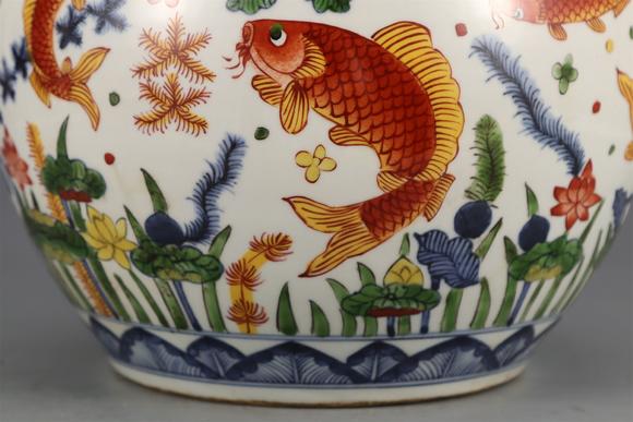 东京国际明嘉靖 五彩鱼藻纹盖罐