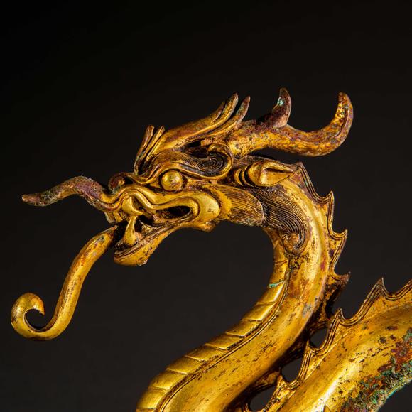 palace gallery中国明代 铜鎏金弓形龙摆件