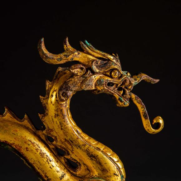 palace gallery中国明代 铜鎏金弓形龙摆件