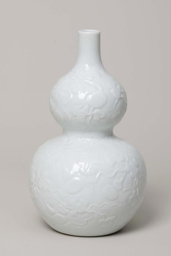 博美拍卖清雍正 白釉拱花万代福禄葫芦瓶