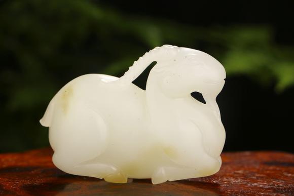 老和田玉籽料卧羊摆件achinesecarvedsheeppatternhetianjadeornament