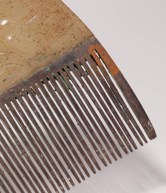 hetianjadeandsilvercombfromhan汉代和田玉包银梳子