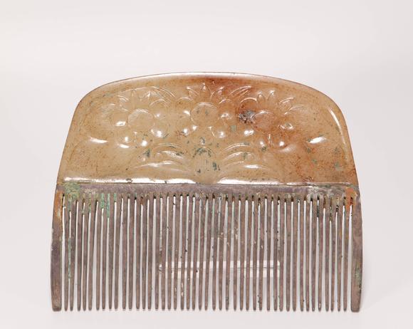 hetianjadeandsilvercombfromhan汉代和田玉包银梳子