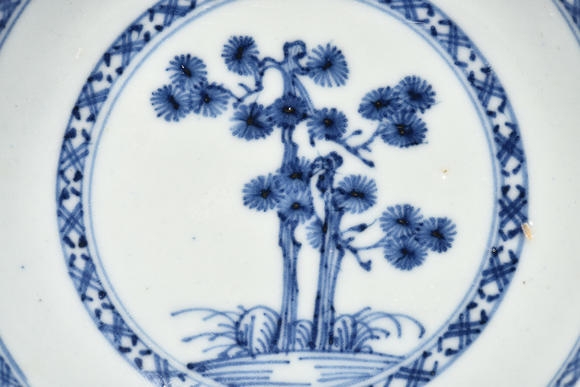 青花瓷深色松树浅碟四个setoffourblueandwhitepinetreesdishes