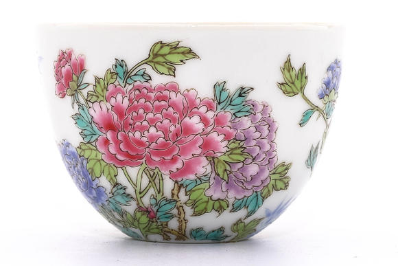 清乾隆粉彩牡丹花卧足杯achinesefamillerosepeonypaintedporcelain