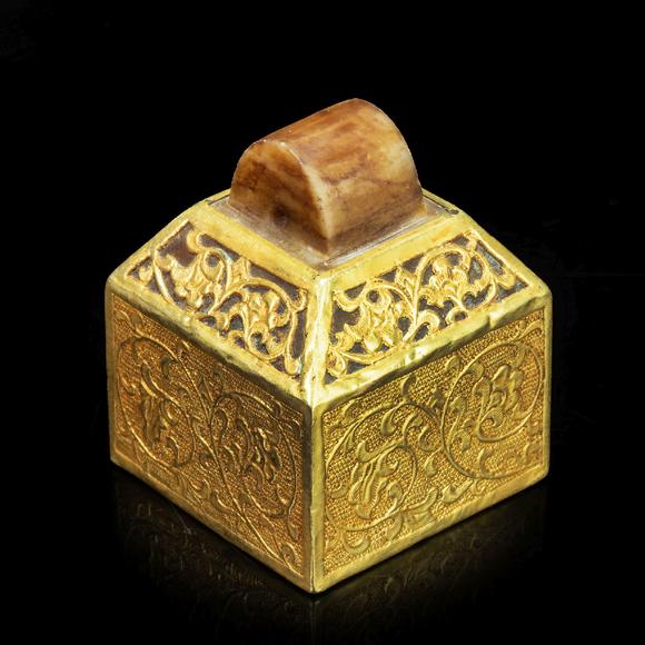 gold with jade seal from yuan 元代金包玉印紐