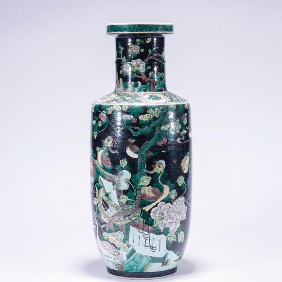 大清康熙年制款墨地五彩五伦图棒槌瓶