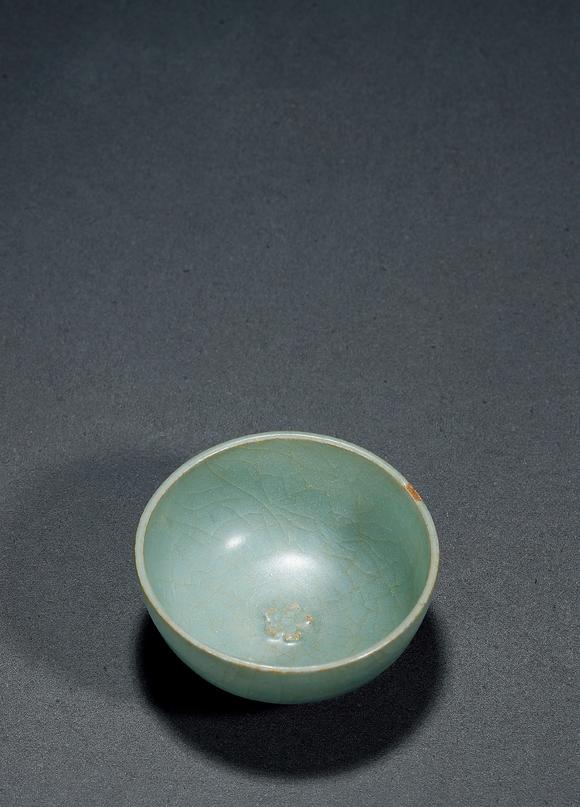 南宋龙泉窑梅花杯
