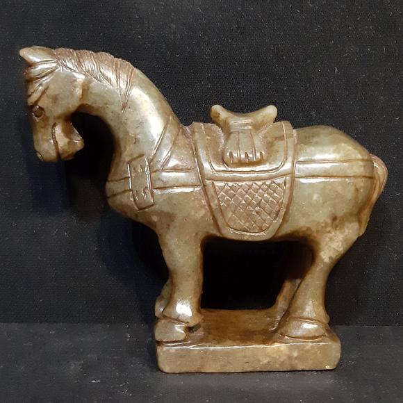 书画艺拍古玉马摆件