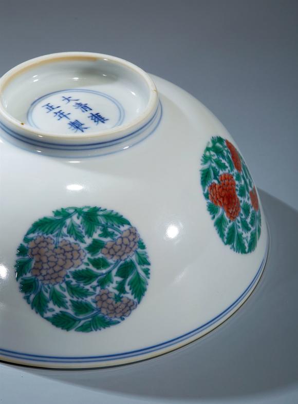 清雍正斗彩团花牡丹纹碗