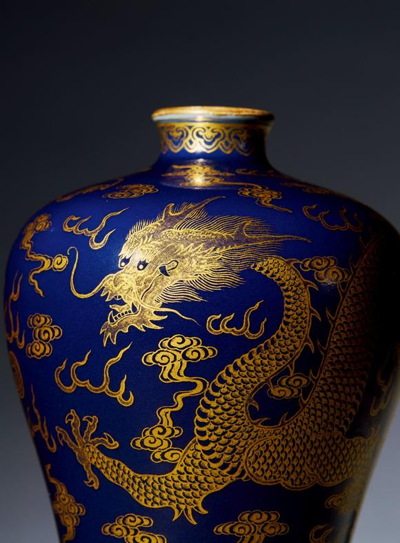 清乾隆霁蓝釉描金龙纹梅瓶