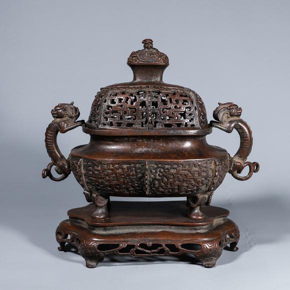 紫铜龙纹镂空香炉abronzedragonpatternhollowedoutincenseburner