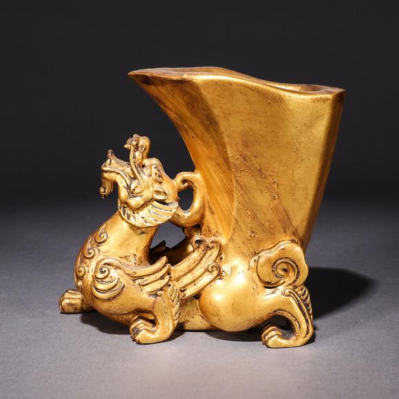 琉璃金彩螭龙纹爵杯acoloredglazegoldcolorchidragonpatternjuecup