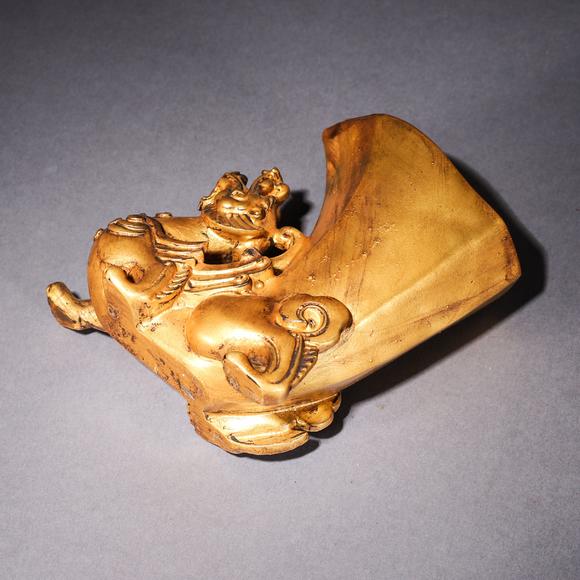 琉璃金彩螭龙纹爵杯acoloredglazegoldcolorchidragonpatternjuecup