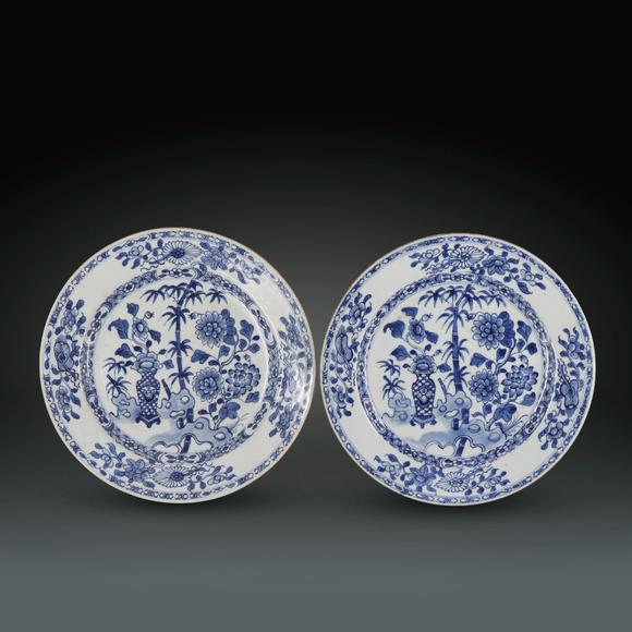 清乾隆青花富贵平安纹盘一对