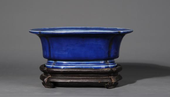 清雍正乾隆霁蓝釉海棠形花盆