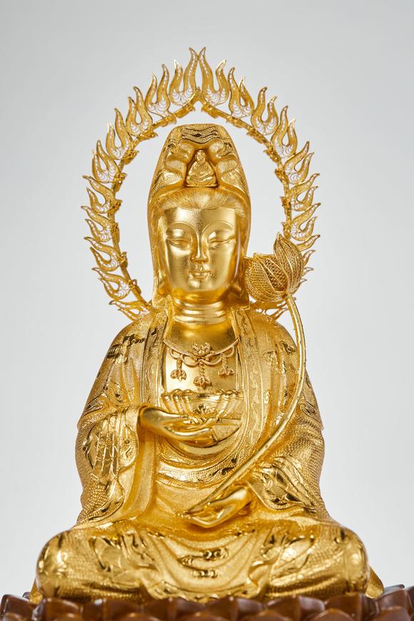 程淑美当代银镀金持莲观音像