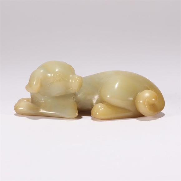 明代和田白玉犬形把件