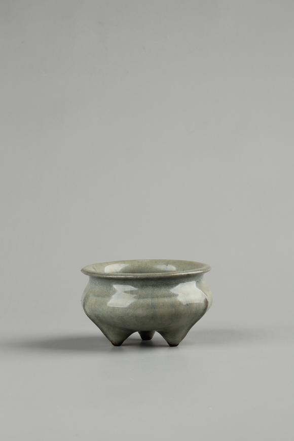 日本环球龙泉窑三足炉