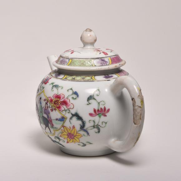 华艺国际清雍正 粉彩开光人物图花卉纹茶壶