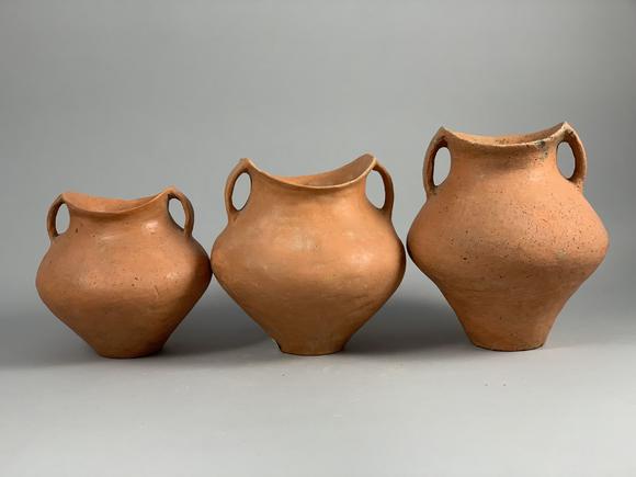 青铜时代寺洼文化约公元前1350年前后红陶双耳罐一组asetofthreepots
