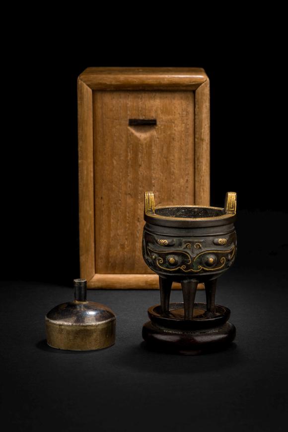 清乾隆铜错金饕餮纹鼎式香插