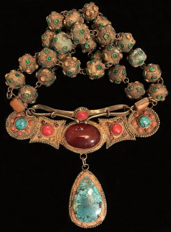 唐代镶宝石项链