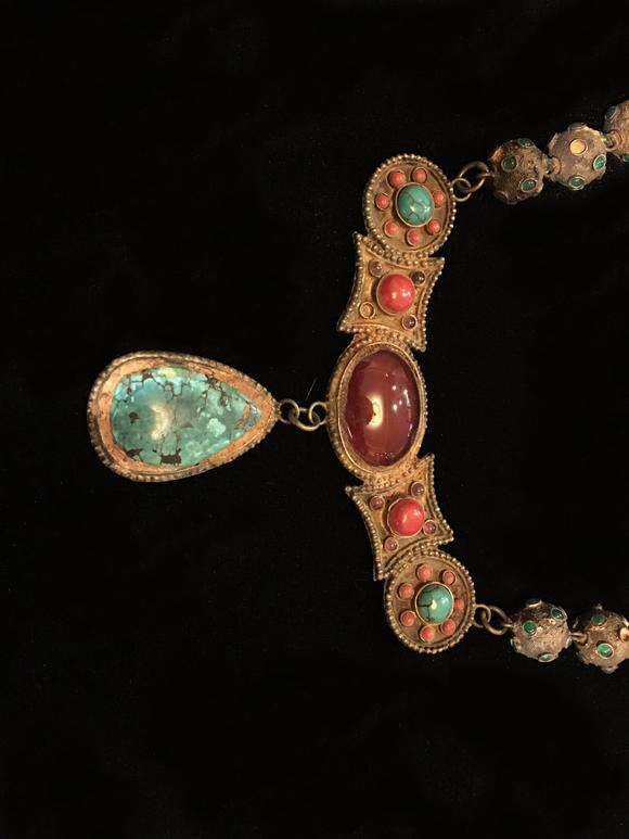 唐代镶宝石项链