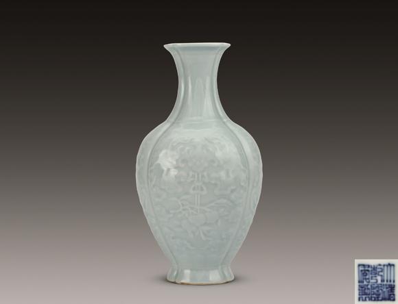 清乾隆 粉青釉夔凤纹海棠式瓶