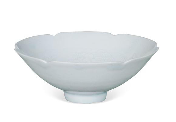 湖田窑青白釉刻花葵口盏 湖田窑青白釉刻花葵口盏估价 湖田窑青白釉刻花葵口盏高清大图 易拍全球博美拍卖 长廊回眸 宋之韵 老窑专场拍品介绍