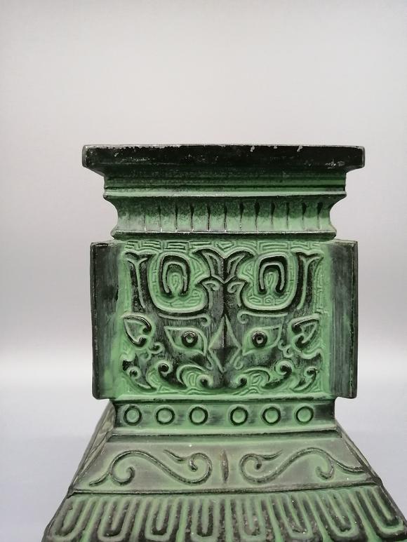 青铜饕餮纹四方尊