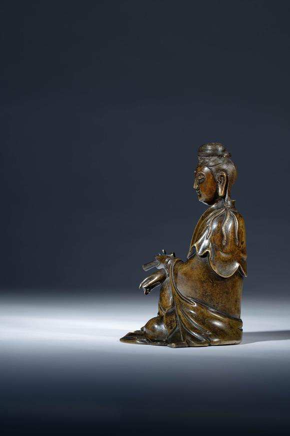 明铜雕持经观音