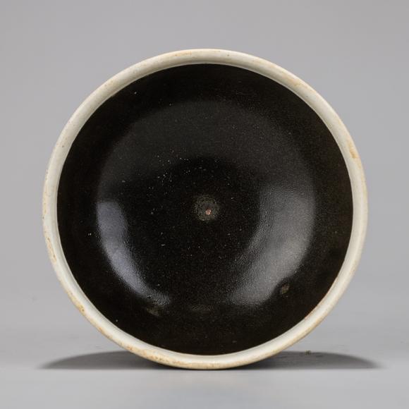 白腹轮黑釉旋纹钵碗