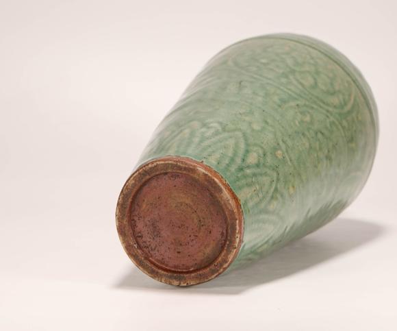 longquan green kiln prunus vase from song 宋代龙泉青瓷梅瓶