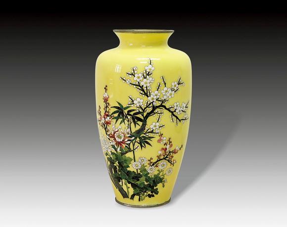 日本明治时期鸡油黄珐琅花鸟七宝烧大花瓶 日本明治时期鸡油黄珐琅花鸟七宝烧大花瓶估价 日本明治时期鸡油黄珐琅花鸟七宝烧大花瓶 高清大图 易拍全球上海拍卖行19年春季西洋家具及装饰艺术品拍卖会拍品介绍